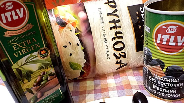 Теплый салат из фунчезы с зеленым луком и с шашлычками из морепродуктов.: шаг 1