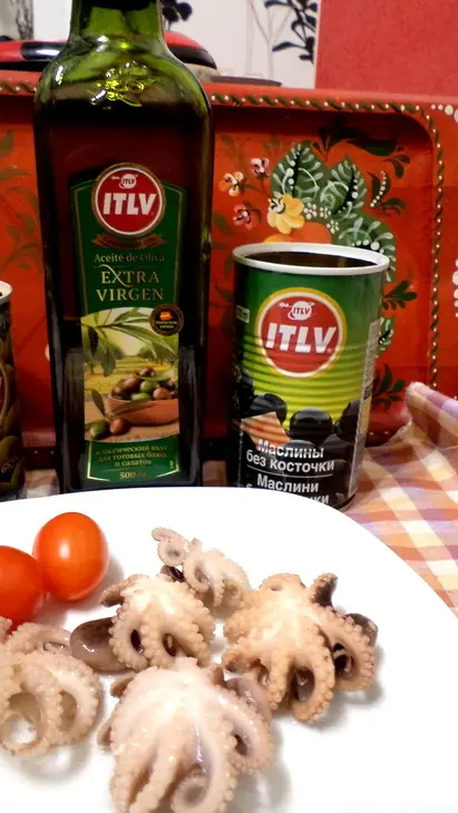 Теплый салат из фунчезы с зеленым луком и с шашлычками из морепродуктов.: шаг 2