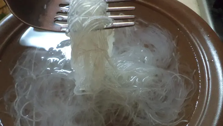 Теплый салат из фунчезы с зеленым луком и с шашлычками из морепродуктов.: шаг 3