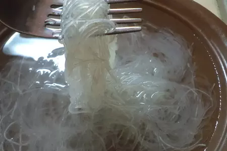 Теплый салат из фунчезы с зеленым луком и с шашлычками из морепродуктов.: шаг 3