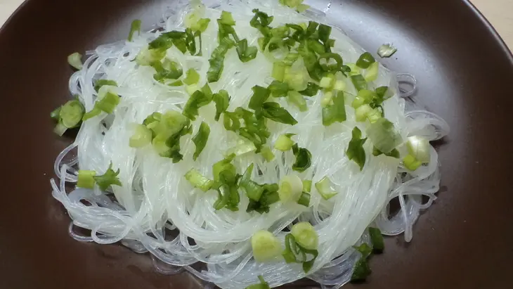 Теплый салат из фунчезы с зеленым луком и с шашлычками из морепродуктов.: шаг 4