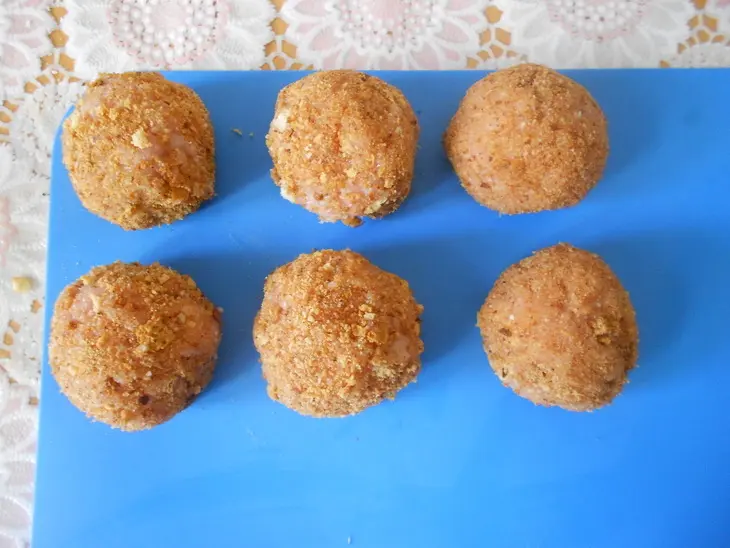 Паровые куриные шарики с маслинами: шаг 1