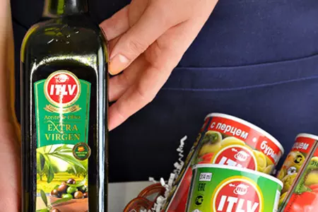 Морковный салат с оливковым тапенадом, куриные голени с пикантной корочкой  (ужин за 15 минут): шаг 1