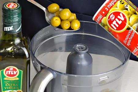 Морковный салат с оливковым тапенадом, куриные голени с пикантной корочкой  (ужин за 15 минут): шаг 2