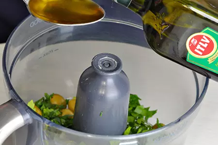 Морковный салат с оливковым тапенадом, куриные голени с пикантной корочкой  (ужин за 15 минут): шаг 3