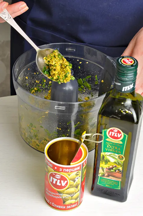 Морковный салат с оливковым тапенадом, куриные голени с пикантной корочкой  (ужин за 15 минут): шаг 4