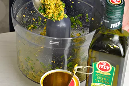 Морковный салат с оливковым тапенадом, куриные голени с пикантной корочкой  (ужин за 15 минут): шаг 4