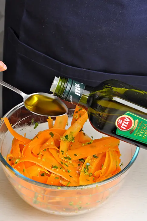 Морковный салат с оливковым тапенадом, куриные голени с пикантной корочкой  (ужин за 15 минут): шаг 7