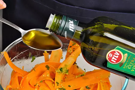 Морковный салат с оливковым тапенадом, куриные голени с пикантной корочкой  (ужин за 15 минут): шаг 7