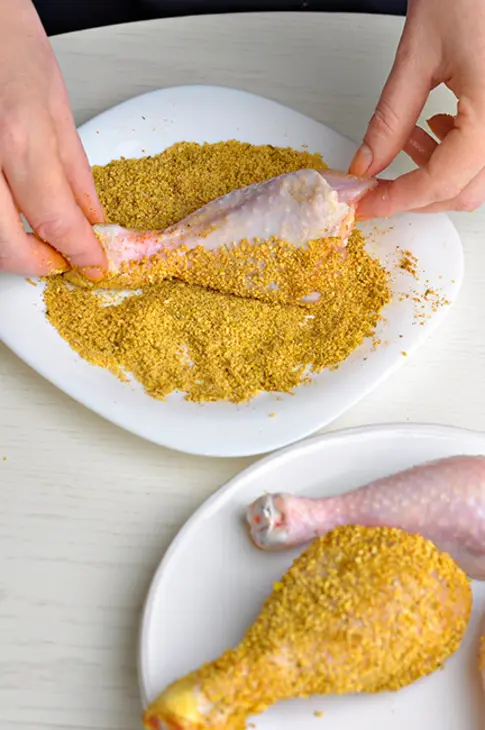 Морковный салат с оливковым тапенадом, куриные голени с пикантной корочкой  (ужин за 15 минут): шаг 9