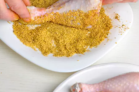 Морковный салат с оливковым тапенадом, куриные голени с пикантной корочкой  (ужин за 15 минут): шаг 9