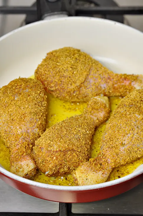 Морковный салат с оливковым тапенадом, куриные голени с пикантной корочкой  (ужин за 15 минут): шаг 11