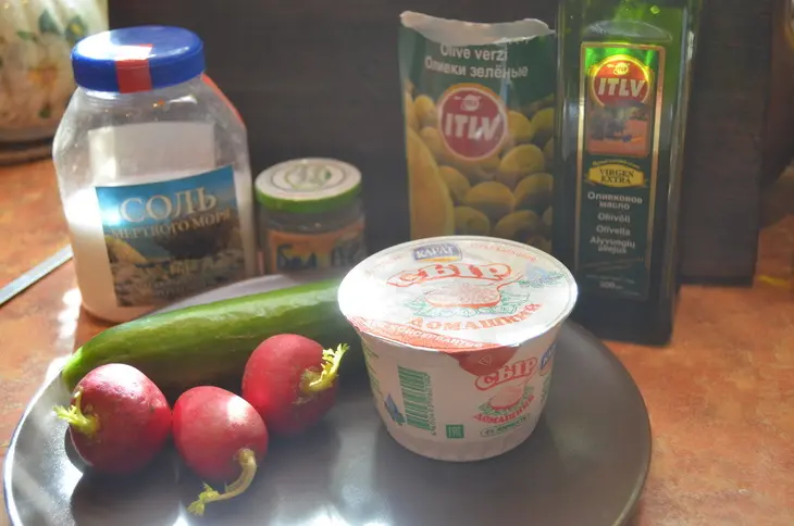 Огурцы фаршированные сырно-оливковым кремом и редисом: шаг 1