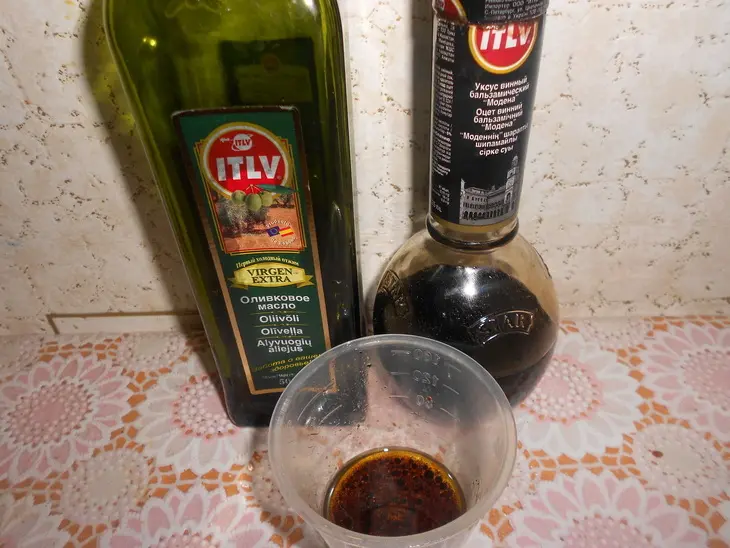 Салат с румяными гренками с сыром: шаг 8