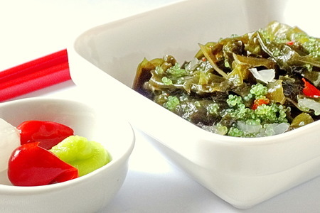 Салат из морской капусты и тобико с луково-перечным соусом: шаг 5