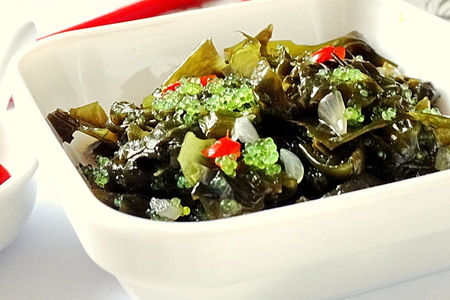 Салат из морской капусты и тобико с луково-перечным соусом: шаг 8