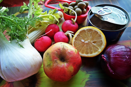 Салат с овощами,яблоком,оливками и тунцом: шаг 1