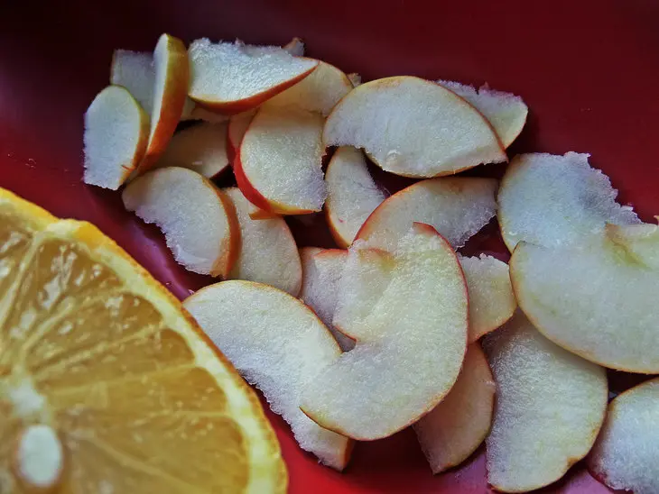 Салат с овощами,яблоком,оливками и тунцом: шаг 2