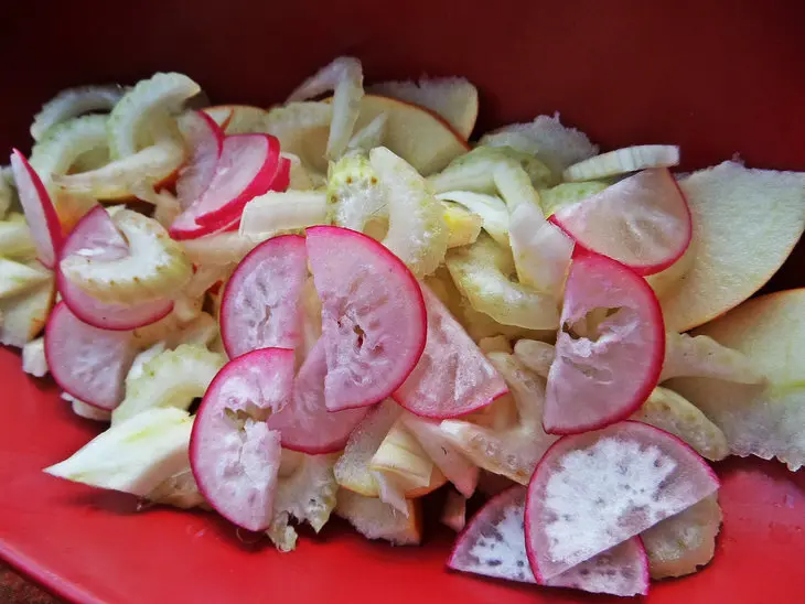 Салат с овощами,яблоком,оливками и тунцом: шаг 3
