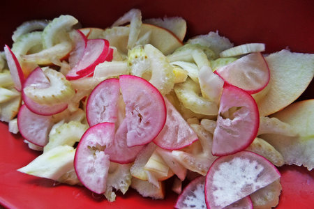Салат с овощами,яблоком,оливками и тунцом: шаг 3