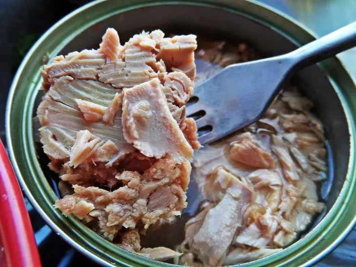 Салат с овощами,яблоком,оливками и тунцом: шаг 4