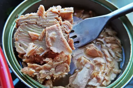 Салат с овощами,яблоком,оливками и тунцом: шаг 4