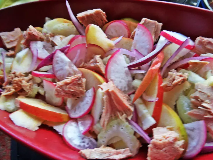 Салат с овощами,яблоком,оливками и тунцом: шаг 5