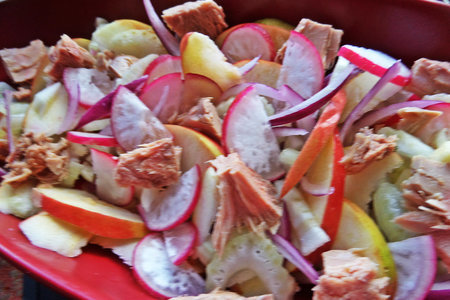 Салат с овощами,яблоком,оливками и тунцом: шаг 5
