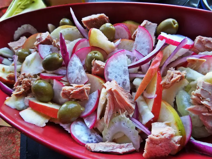 Салат с овощами,яблоком,оливками и тунцом: шаг 7