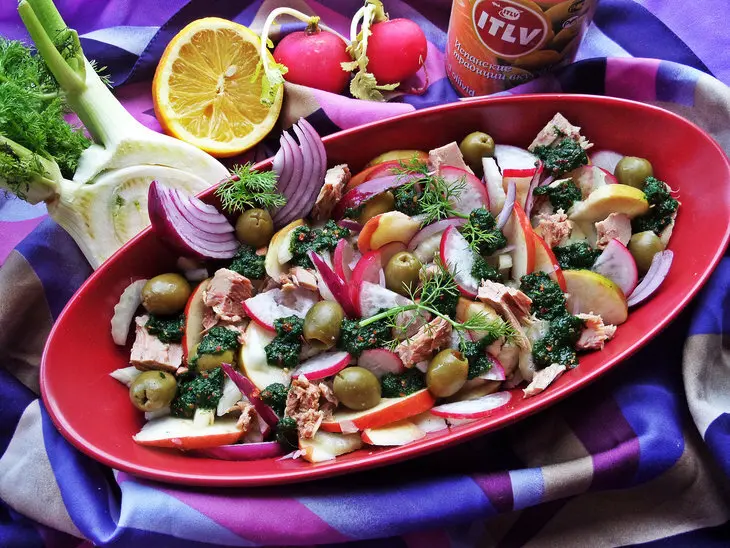 Салат с овощами,яблоком,оливками и тунцом: шаг 9
