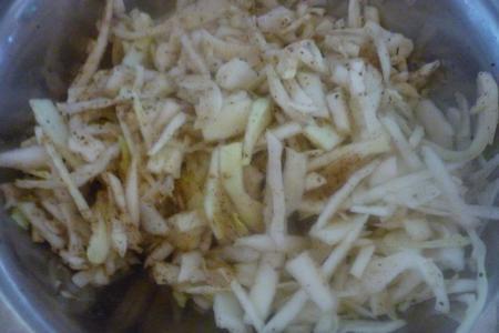 Салат из сушёных грибов и капусты: шаг 1