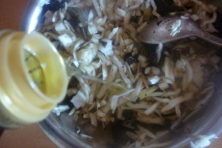 Салат из сушёных грибов и капусты: шаг 3