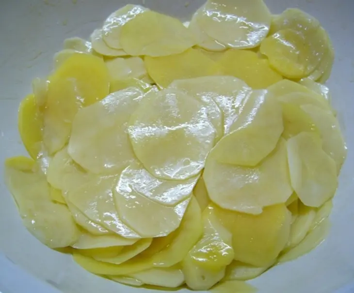 Пицца бьянка с розмарином и картофелем: шаг 4