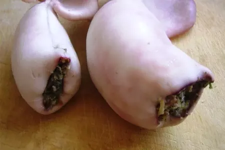 Кальмары, фаршированные зеленым омлетом с грибами.: шаг 3