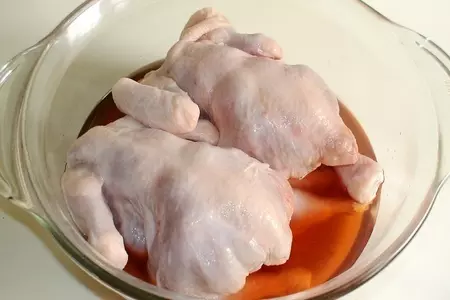 Курочка,  запечённая в беконе с вялеными помидорами, оливками и яблоками  .: шаг 1
