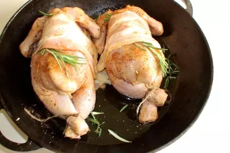 Курочка,  запечённая в беконе с вялеными помидорами, оливками и яблоками  .: шаг 3