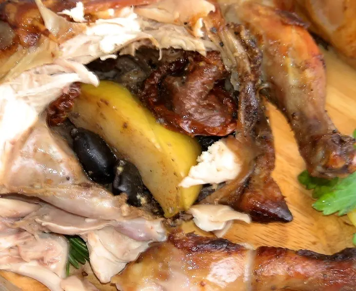 Курочка,  запечённая в беконе с вялеными помидорами, оливками и яблоками  .: шаг 7