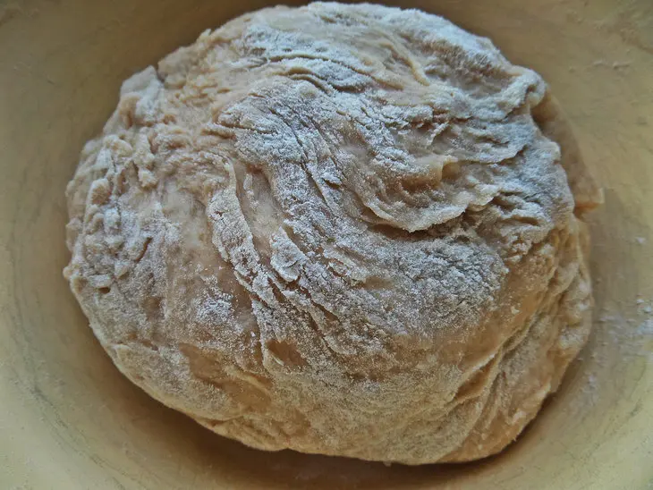 Рогалики с финиками, бананами и орехами (постные): шаг 3