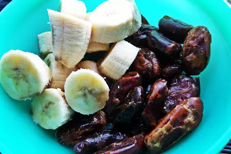 Рогалики с финиками, бананами и орехами (постные): шаг 4