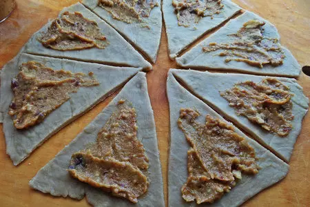 Рогалики с финиками, бананами и орехами (постные): шаг 6