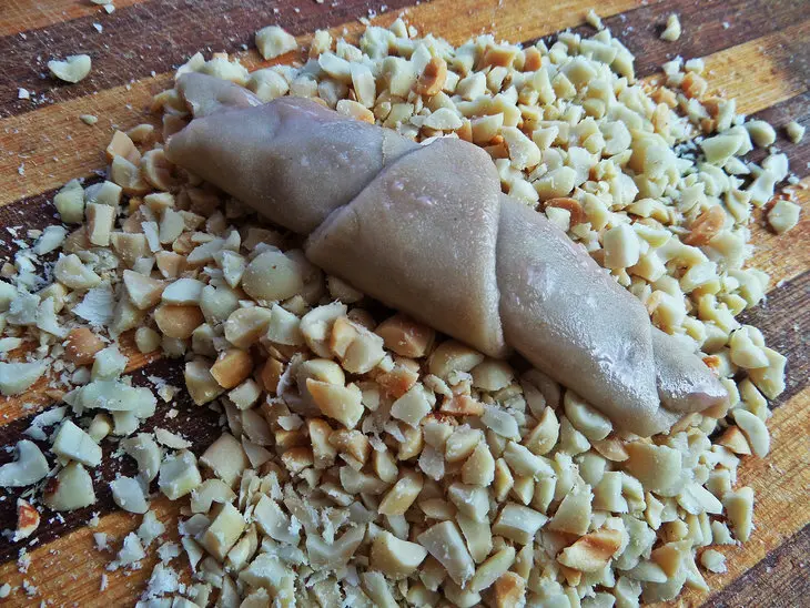 Рогалики с финиками, бананами и орехами (постные): шаг 8