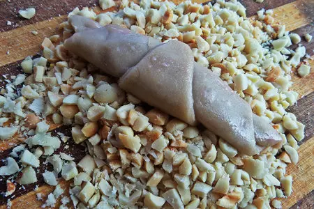 Рогалики с финиками, бананами и орехами (постные): шаг 8