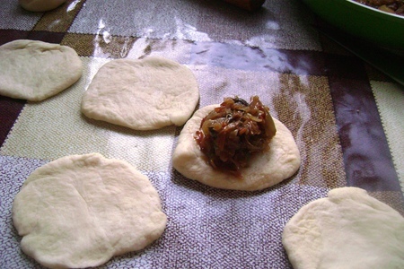 Пирожки из постного теста с тушеной капустой, грибами и черносливом.: шаг 2