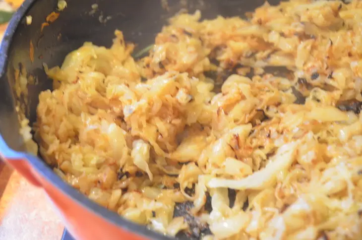 Пирог с сердцем, капустой и оливками: шаг 3