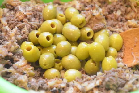 Пирог с сердцем, капустой и оливками: шаг 4