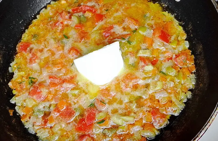 Морской окунь с зеленой спаржей под овощным соусом: шаг 5