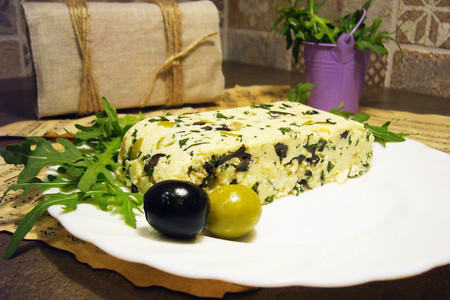 Домашний диетический сыр с рукколой, маслинами и оливками.: шаг 9