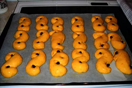 Шведские булочки с шафраном и изюмом (люсекаттер/lussekatter): шаг 1