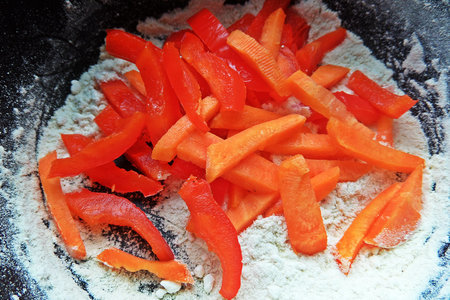 Тефтели с овощным соусом и трёхцветной пастой: шаг 5