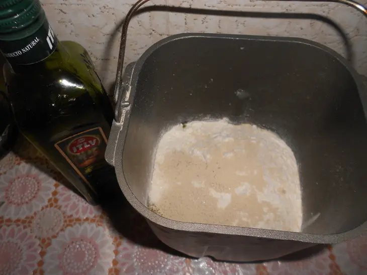 Мини-пиццы с сайрой, моцареллой и маслинами: шаг 2